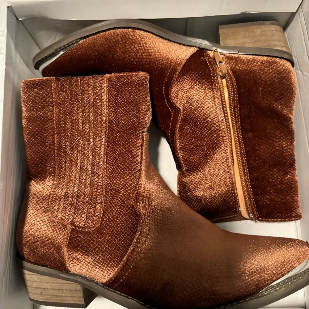 Buckle Cowboy Boots Size 8 WORN ONCE!